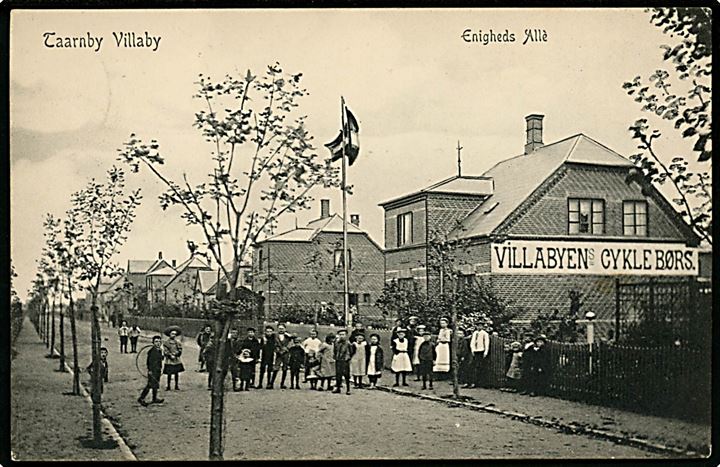Enigheds Allé nuv. Ambra Allé i Taarnby Villaby med “Villabyens Cykle Børs”. P. Alstrup no. 9462. Kvalitet 8