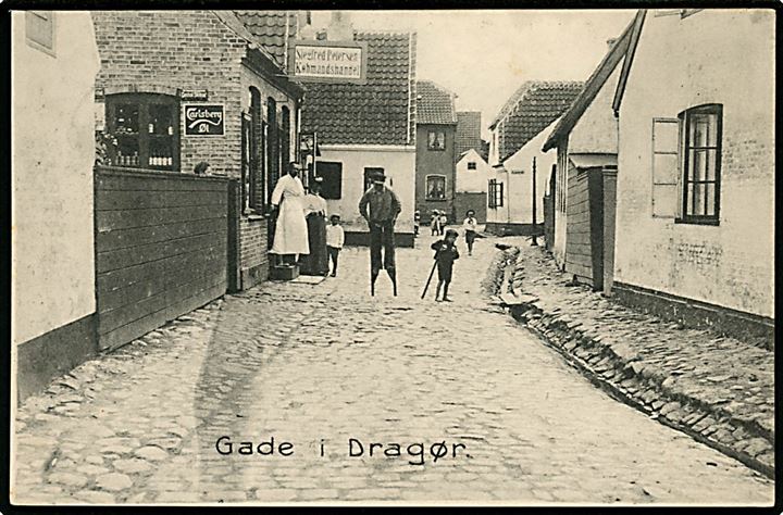 Dragør, gadeparti med Siegfred Petersen’s Købmands-handel.Stenders no. 11354. Kvalitet 8