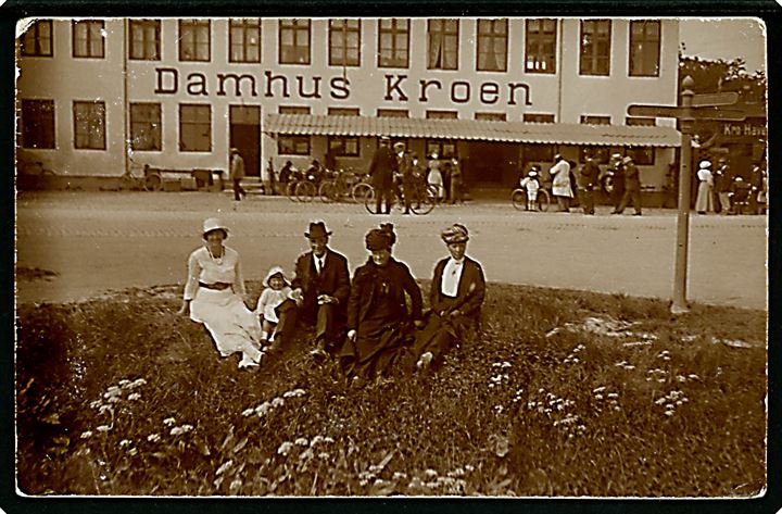 Roskildevej 244 “Damhus Kroen”. Fotokort dateret pinsedag 1919. U/no. Kvalitet 7