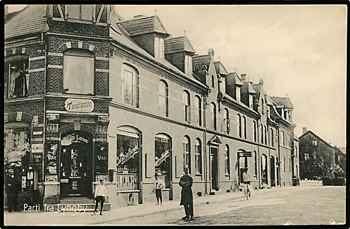 Lyngby Hovedgade 78 William Larsen’s Colonialhandel. Frederiksberg Postkortlager no. 18955. Kvalitet 8