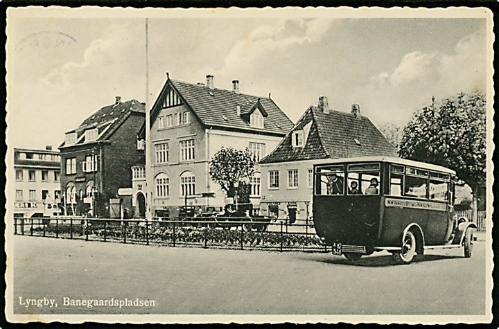 Lyngby, Banegaardspladsen med rutebil “A47 541”. R. Olsen no. 6070. Kvalitet 8