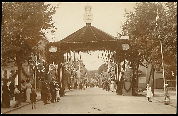 Lyngby Hovedgade med udsmykning ved Kong Chr. X’s kroning 1912. Fotokort u/no. Kvalitet 8