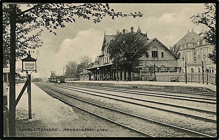 Charlottenlund jernbanestation med holdende tog. J. P. Chrøis no. 5. Kvalitet 9