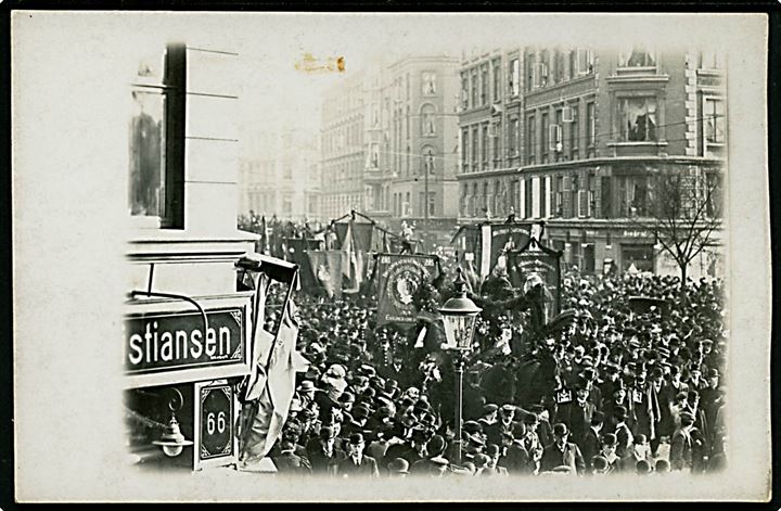 Politik. Demonstration (1. maj?) i København ca. 1910. Fotokort u/no. Kvalitet 7