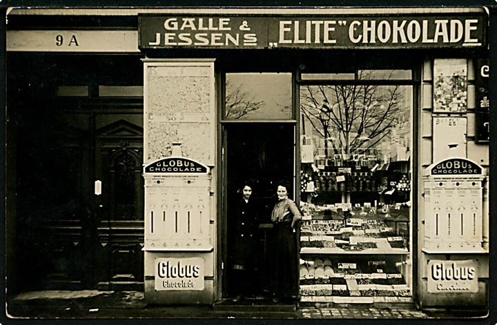 Erhverv. Chokoladeforretning med reklame for Galle & Jessens “Elite” chokolade. Anvendt i Kbh. Fotokort u/no. Kvalitet 7