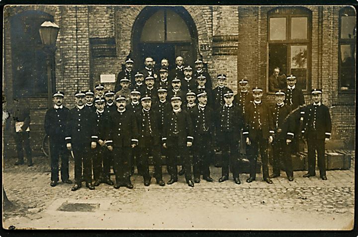 Haderslev Postkontor med dansk personale ca. 20. maj 1920. Fotokort u/no. Kvalitet 7
