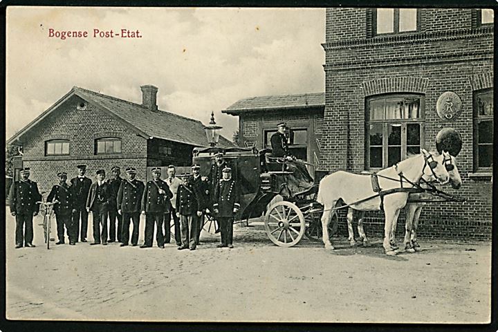 Bogense postkontor med personale og postvogn. J.J.N. no. 4511. Kvalitet 8