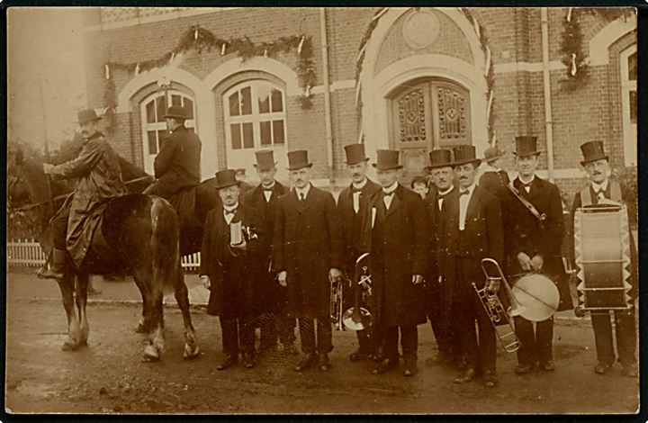 Middelfart, Møller’s orkester og to forriddere ved Rundskuedagen d. 21.9.1918. Fotokort u/no. Kvalitet 8