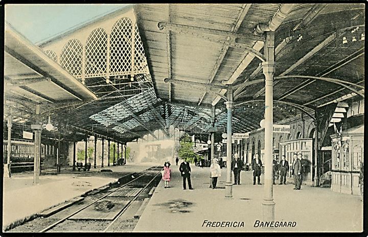 Fredericia jernbanestation med overdækket perron. Dansk Lystrykkeri no. 371.