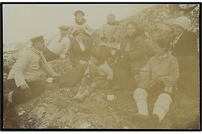 Arsuk, udstedsbestyrer Julius Petersen med familie og venner på udflugt i fjeldet. Fotokort u/no.