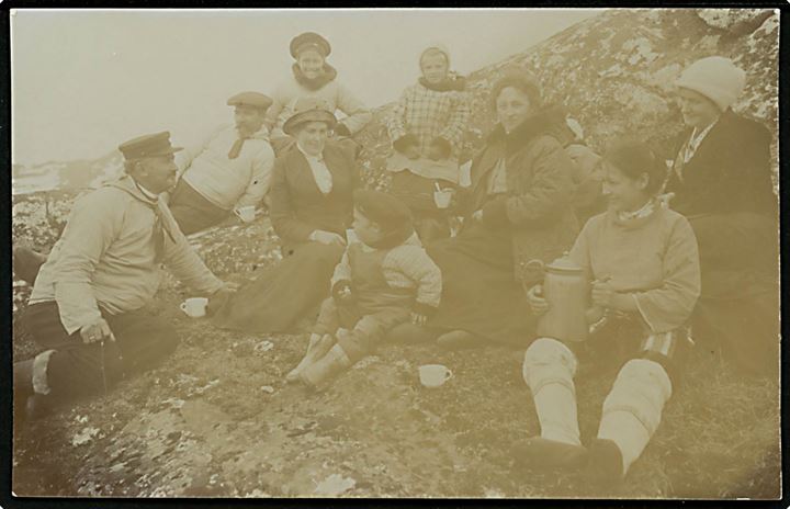 Arsuk, udstedsbestyrer Julius Petersen med familie og venner på udflugt i fjeldet. Fotokort u/no.
