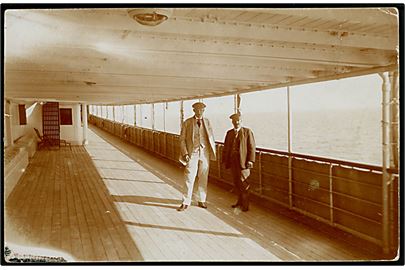 Svenske turister ombord på dampskib i Middelhavet. Fotokort u/no. Sendt fra Alexandria 1913 til Sverige.