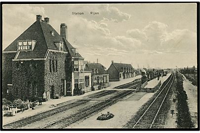Holland, Rijen jernbanestation med ankommende damptog. Frankeret 6 c. Voor het kind i parstykke annulleret med bureaustempel 1926 til Stockholm, Sverige.