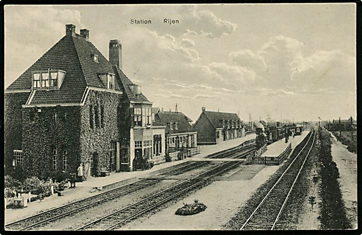Holland, Rijen jernbanestation med ankommende damptog. Frankeret 6 c. Voor het kind i parstykke annulleret med bureaustempel 1926 til Stockholm, Sverige.