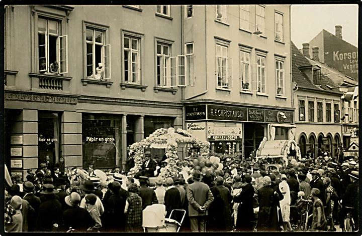Odense, Overgade 14-18 med stort optog - muligvis Børnehjælpsdagen. Fotokort u/no.