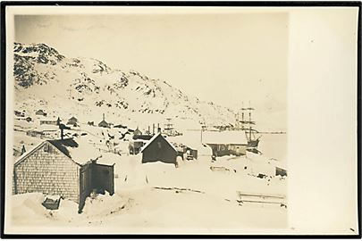 Grønland, kryolitbruddet i Ivigtut i sne med sejlskib. Fotokort fra ca. 1910. U/no.