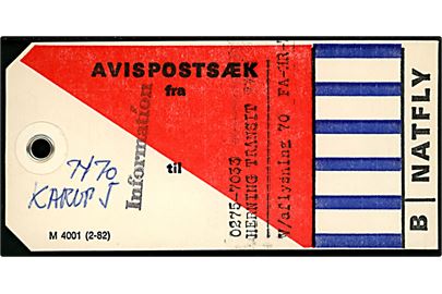 Avispostsæk mærke - formular M4001 (2-82) - for luftpostbefordring af dagbladet Information til med natfly til Karup J. Ved aflysning forsendelse med tog Fredericia-Herning-Struer. Interessant eksempel på indenrigs luftpost.