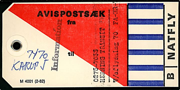 Avispostsæk mærke - formular M4001 (2-82) - for luftpostbefordring af dagbladet Information til med natfly til Karup J. Ved aflysning forsendelse med tog Fredericia-Herning-Struer. Interessant eksempel på indenrigs luftpost.