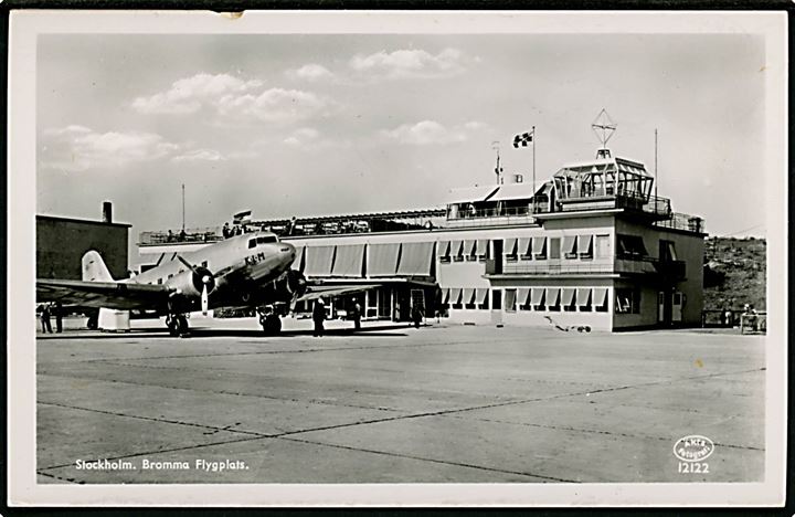 Douglas DC-3 PH-ARW Wulp fra KLM på Bromma Flygeplads. No. 12122. Lille skramme.