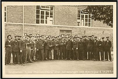 Bjerregaard Strand. Internerede tyske marinesoldater efter søtræfningen 1/9 1917. Stenders no. 45423.