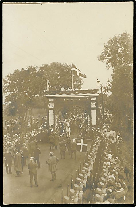 Genforening. Kong Chr. X krydser grænsen ved Frederikshøj d. 10.7.1920. Christesen u/no.