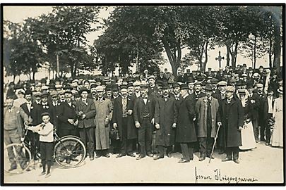 Sønderborg, tyske veteraner ved krigergravene under 50 års jubilæumsfesten for krigen 1864. Fotokort u/no.
