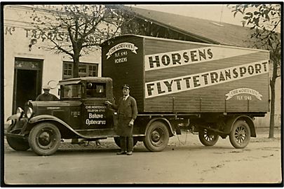 Horsens flyttetransport forretning ved Chr. Mortensen, som står ved sin lastbil. Fotokort u/no. 