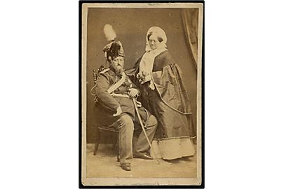Frederik VII og Grevinde Danner. Kabinetfoto fra fotograf J. Petersen, Odense før 1863. 