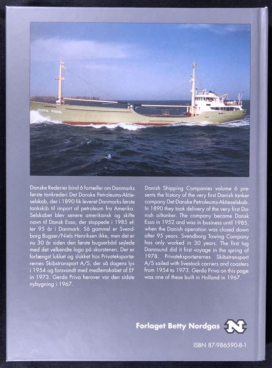 Det Danske Petroleums-Aktieselskab - Dansk Esso A/S, Niels Henriksen/Svendborg Bugser og Privateksportørernes Skibstransport A/S. 224 sider.