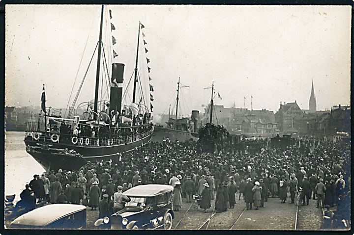 Genforening. Danske stemmeberettigede ankommer med dampskib til Flensborg d. 15.3.1920. Fotokort u/no.