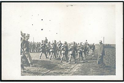 Soldater på march. Fotokort anvendt i Aalborg 1909.