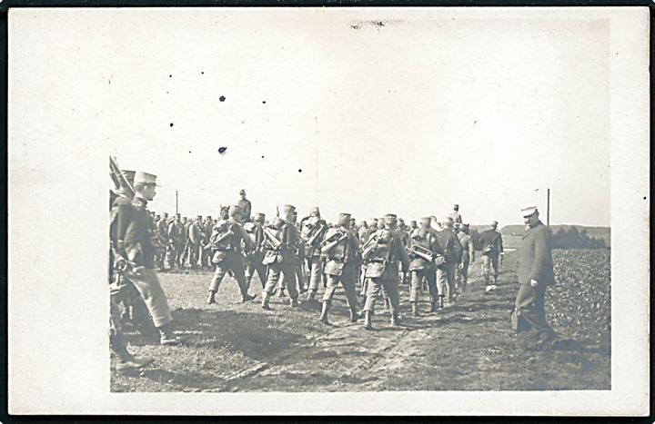 Soldater på march. Fotokort anvendt i Aalborg 1909.