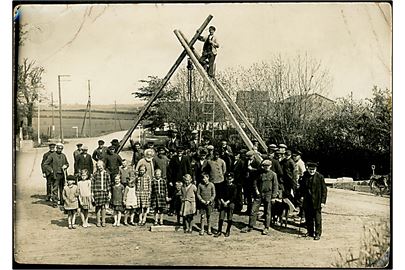 Majbøj, anbringelse af Genforeningsstenen sommeren 1930. Fotografi 12x17 cm. Folder.