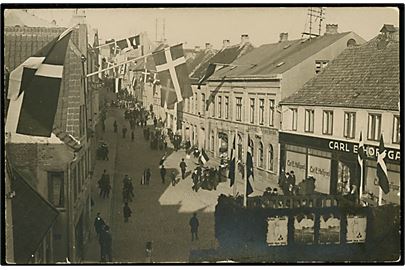Genforening. Flagsmykket gade i Aabenraa på afstemningsdagen d. 10.2.1920. Clausen u/no.