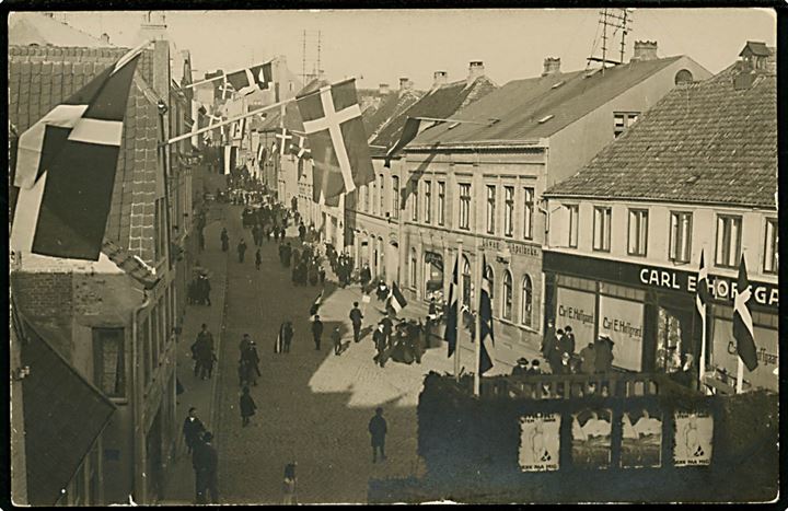 Genforening. Flagsmykket gade i Aabenraa på afstemningsdagen d. 10.2.1920. Clausen u/no.