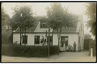 Hedehusene (?), skomager L. Larsen med familie. Fotokort anvendt i Hedehusene 1911.
