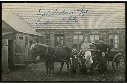Gl. Sole ved Hedensted, Engbo med Isak Isaksen og familie. Fotokort u/no.
