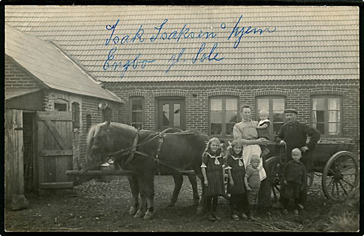 Gl. Sole ved Hedensted, Engbo med Isak Isaksen og familie. Fotokort u/no.