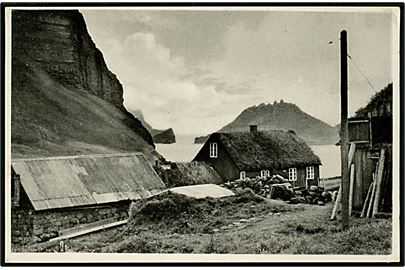 Færøerne, Úr Gasadali. Tindhólmur aftast. (Fra Gåsedal med Tindholm i baggrunden). Stenders no. 94548.