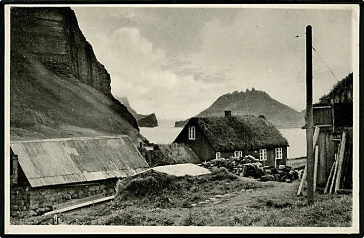 Færøerne, Úr Gasadali. Tindhólmur aftast. (Fra Gåsedal med Tindholm i baggrunden). Stenders no. 94548.