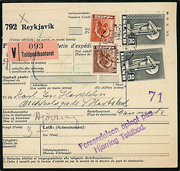 5 aur, 25 aur Torsk og 2 kr. Karsefni (2) på internationalt adressekort for pakke fra Reykjavik d. 27.12.1945 via København Told d. 12.1.1946 og Hjørring til Hirtshals, Danmark. 
