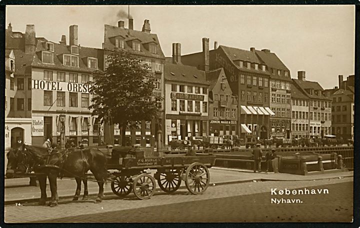 Købh., Nyhavn med Hotel Øresund og mange hestevogne. Fotokort S. Almquist u/no. 