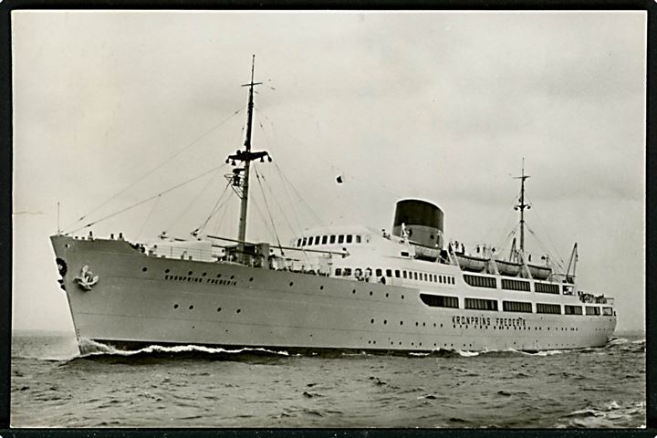 35 øre Fr. IX på brevkort (M/S Kronprins Frederik) annulleret med britisk skibsstempel POST OFFICE / MARITIME MAIL til Herlev, Danmark. Lille rift.