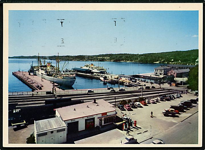 Larvik havn med færge, fragtskib og i forgrunden jernbanestation. Mittet no. 139/025-540.