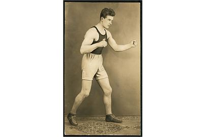 Svensk bokser Gustaf Myran Eriksson. Portræt foto fra Östersund and som brevkort d. 19.4.1929 til Stockholm.