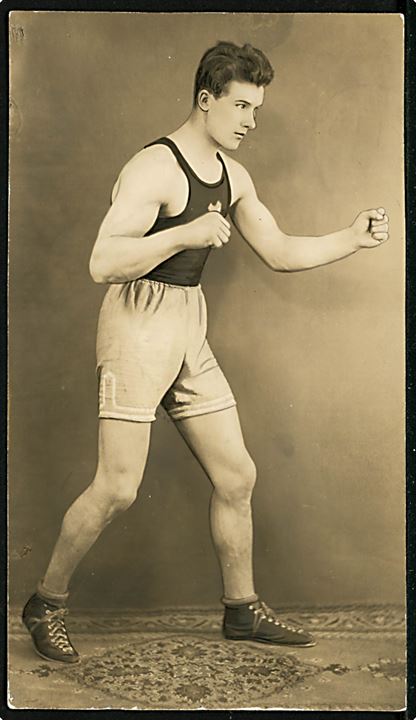 Svensk bokser Gustaf Myran Eriksson. Portræt foto fra Östersund and som brevkort d. 19.4.1929 til Stockholm.