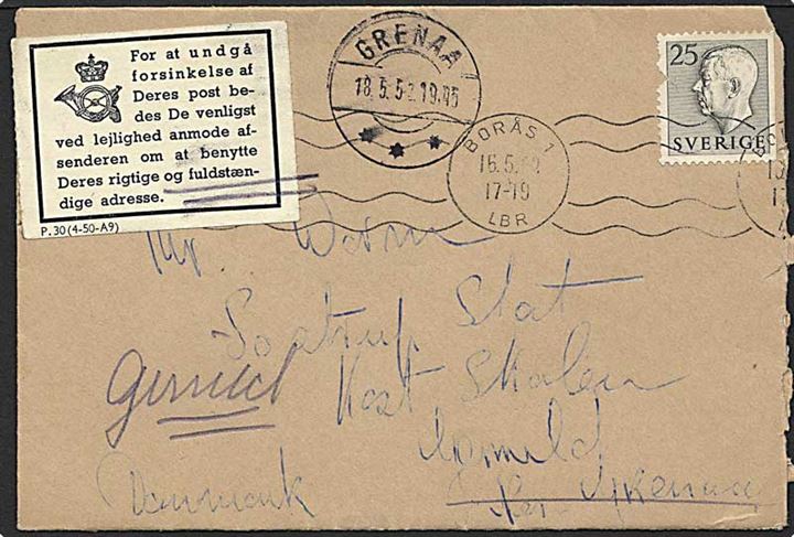 25 øre Gustav på brev fra Borås, Sverige, d. 16.5.1952 til Grenaa. Brev er omadresseret, og påsat etikette om fuldstændig adresse P.30(4-50-A9).