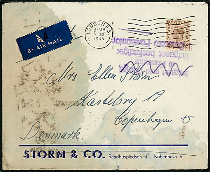 Britisk 5d George VI på beskadiget luftpostbrev fra London d. 5.10.1945 til København, Danmark. Fejlagtigt stemplet Indgaaet med Mangel af Frimærke som er overstreget og tilføjet nyt stempel Indgaaet beskadiget / Østerbro Postkontor.