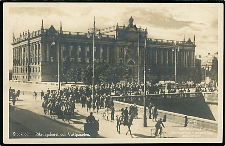20 öre Gustaf II Adolf på brevkort (Riksdagshuset og vagtparade) fra Stockholm d. 12.5.1925 til København, Danmark.