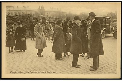 Købh., Chr. X hilser på etatsraad H. N. Andersen på Toldboden ved den Dansk-Slesvigske Delegations afrejse til Fredskonferencen i Paris marts 1919. Dansk Reklameforlag u/no. 